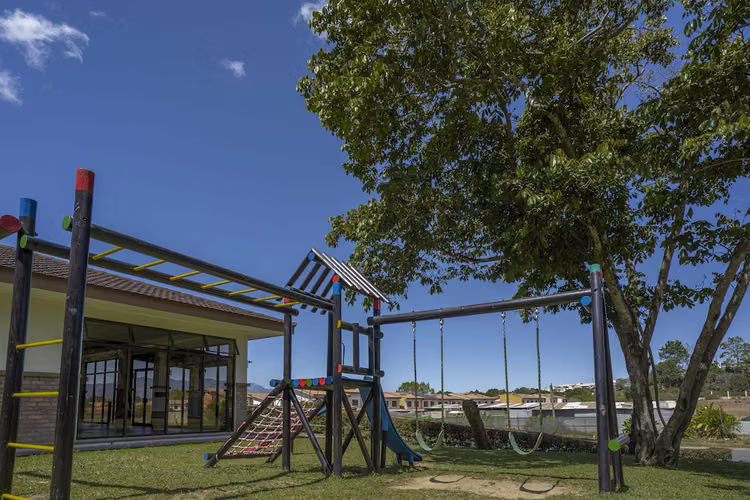 Venta de Moderna Casa en Condominio La Floresta con Un Vecino