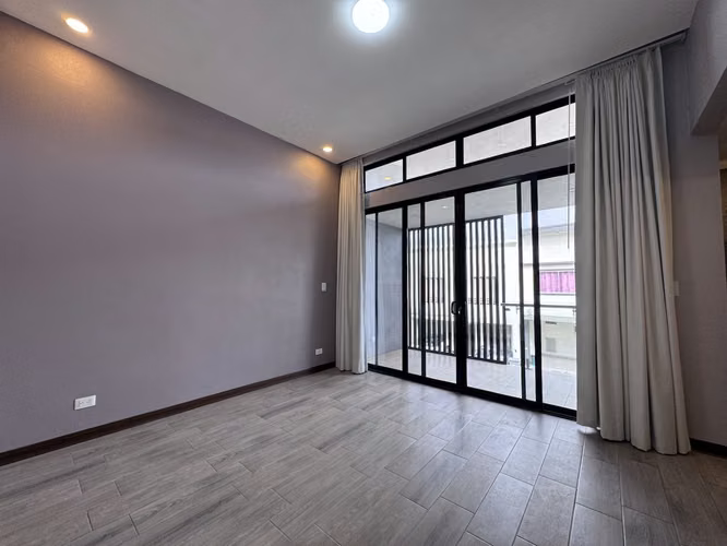 Venta de Moderna Casa en Condominio La Floresta con Un Vecino