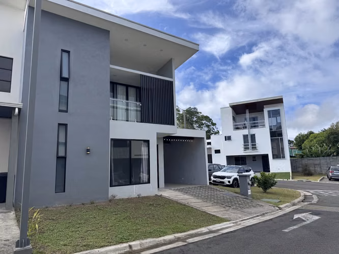Venta de Moderna Casa en Condominio La Floresta con Un Vecino