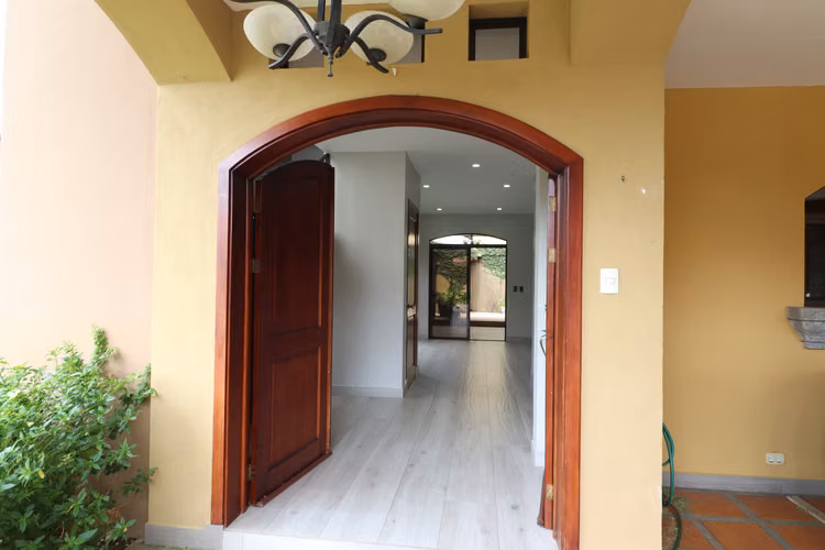 SE VENDE CASA en San Joaquín de Flores Condominio Montecristo SPM - Imagen 3