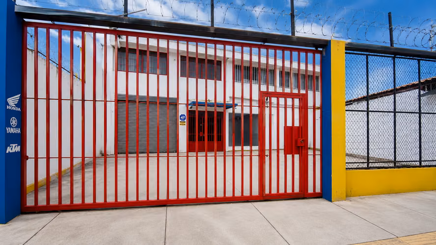 Amplia Propiedad Comercial en Colima de Tibás,calle principal