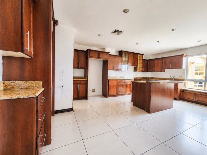  REMATE BANCARIO | Apartamento de 224 m² con Vista al Valle | Amenidades de Lujo - $395.000