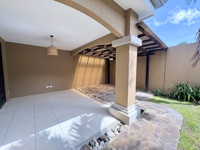 SANTA ANA WELLS: LARGE HOUSE RENTAL IN CONDO
