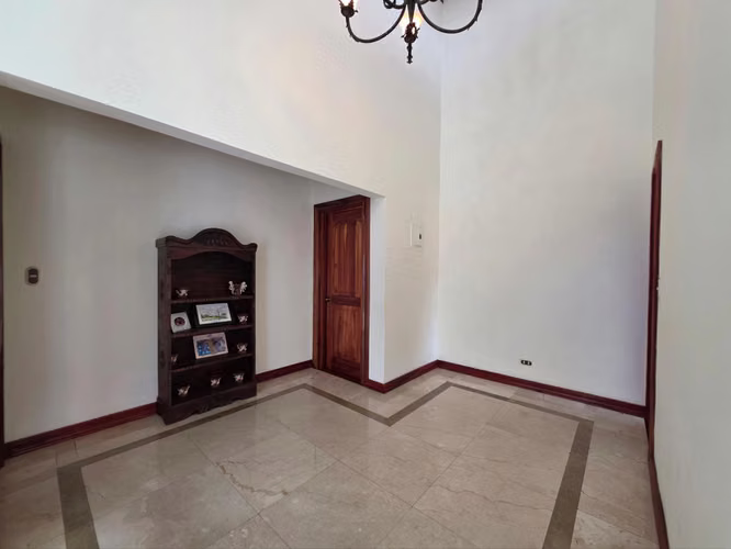 Venta de Casa en Residencial Altamonte, Curridabat | Amplia Zona Verde
