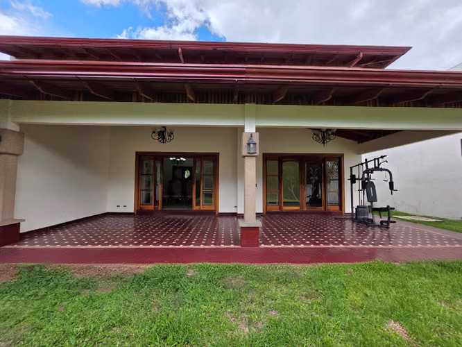 Venta de Casa en Residencial Altamonte, Curridabat | Amplia Zona Verde