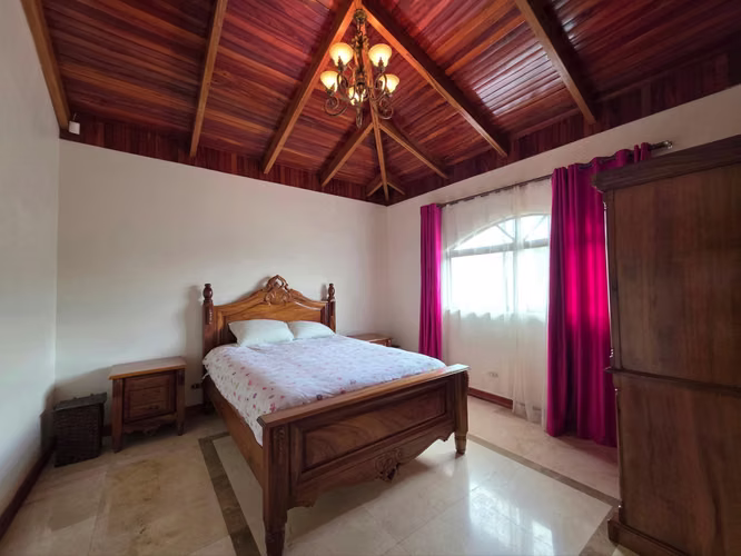 Venta de Casa en Residencial Altamonte, Curridabat | Amplia Zona Verde