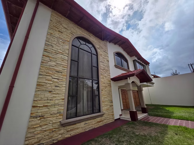 Venta de Casa en Residencial Altamonte, Curridabat | Amplia Zona Verde