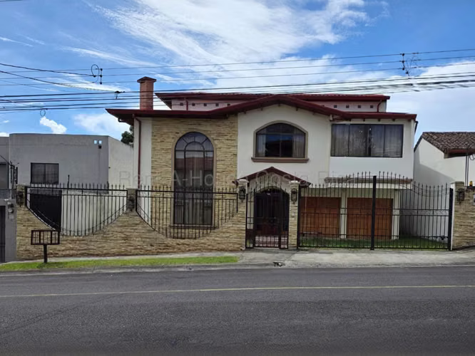 Venta de Casa en Residencial Altamonte, Curridabat | Amplia Zona Verde