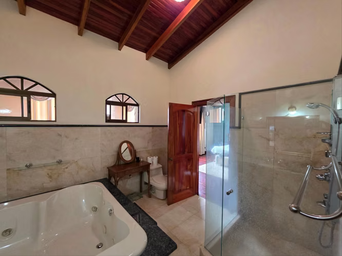 Venta de Casa en Residencial Altamonte, Curridabat | Amplia Zona Verde
