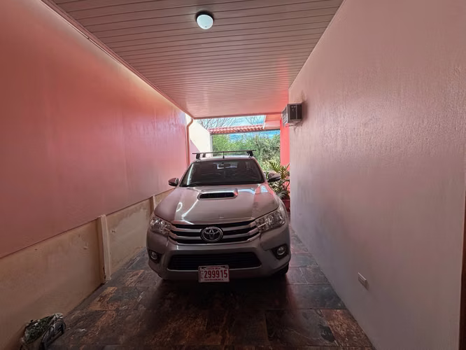 Casa con excelente vista cerca de Atenas centro en residencial