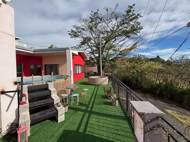 Casa con excelente vista cerca de Atenas centro en residencial