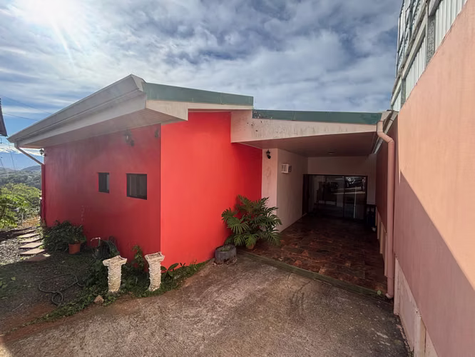 Casa con excelente vista cerca de Atenas centro en residencial