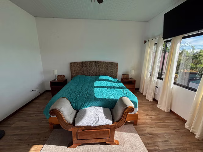 Casa con excelente vista cerca de Atenas centro en residencial