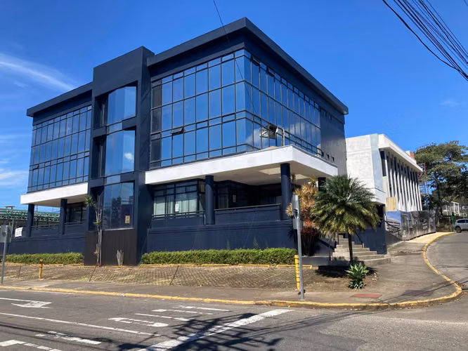 Venta  o alquiler Edificio 3 niveles  de 1.930 m² | Tournón