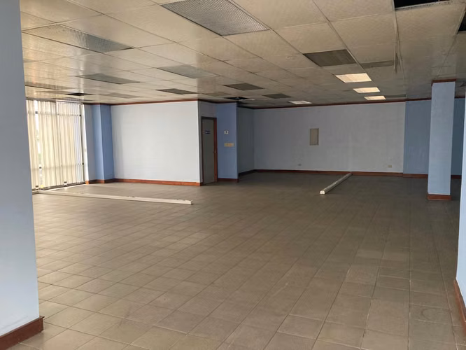 Venta  o alquiler Edificio 3 niveles  de 1.930 m² | Tournón