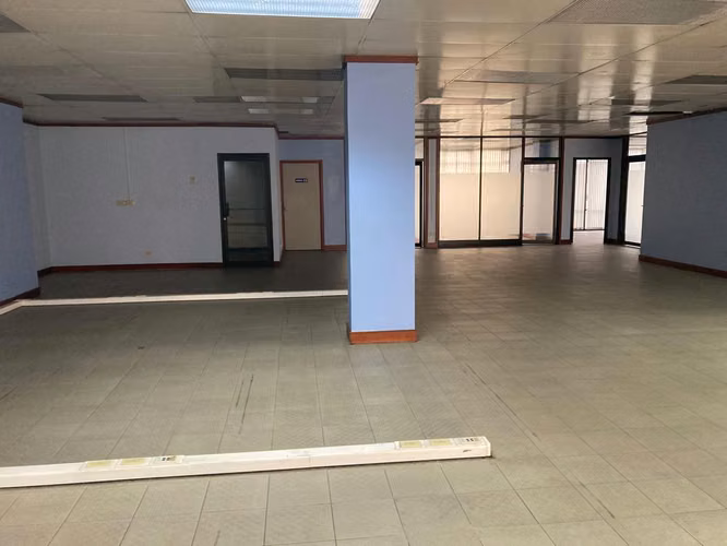 Venta  o alquiler Edificio 3 niveles  de 1.930 m² | Tournón