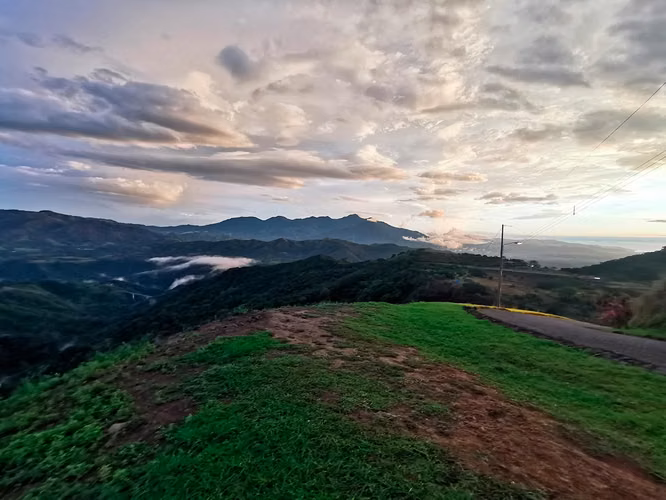¡Precio Rebajado! Lote con Vista al Océano y a las Montañas cerca de Atenas y la Playa - Imagen 2