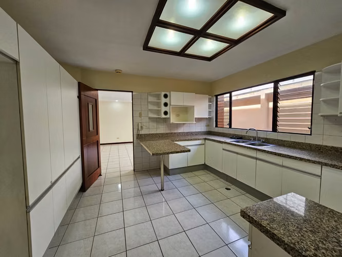 Escazú, Bello Horizonte | Casa en Condominio en Alquiler