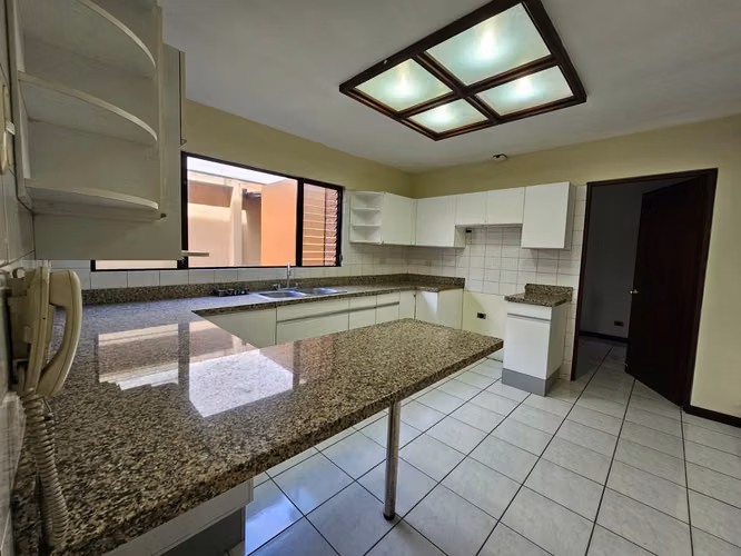 Escazú, Bello Horizonte | Casa en Condominio en Alquiler