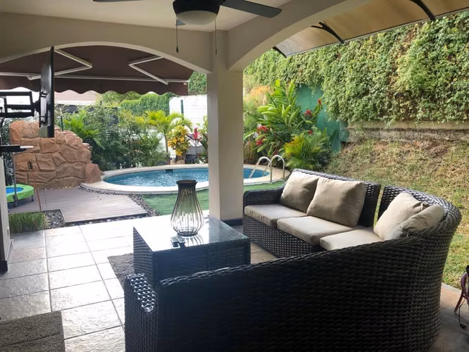 Casa con piscina privada en Francosta | 355 m² de lote