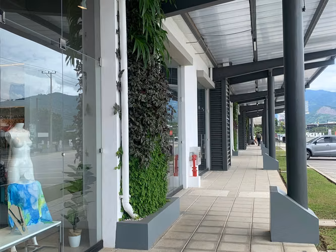 Local Lindora Excelente ubicación para comercio, oficinas o servicios.