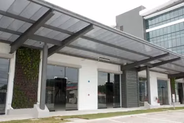 Local Lindora Excelente ubicación para comercio, oficinas o servicios.