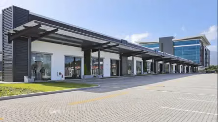 Local Lindora Excelente ubicación para comercio, oficinas o servicios.