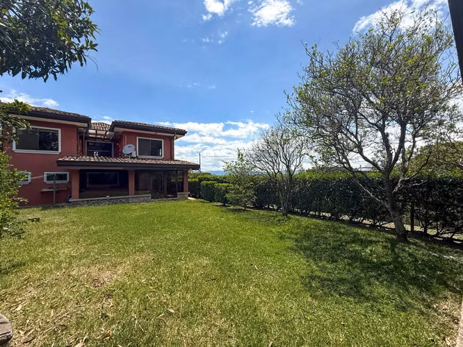 VENTA DE CASA EN LA GUÁCIMA CON RANCHO PRIVADO