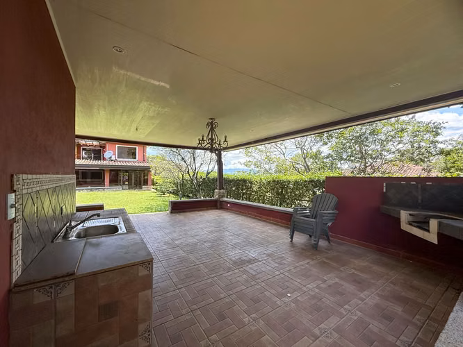 VENTA DE CASA EN LA GUÁCIMA CON RANCHO PRIVADO