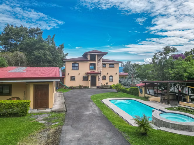 153 / Venta / Bello Horizonte / Casa / Piscina / Lujosa