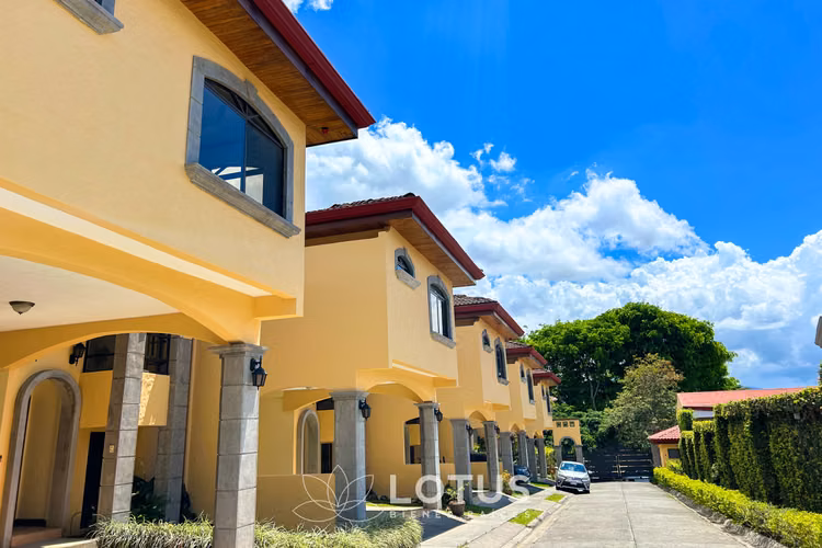 Casa en Venta en Condominio La Abadía, Guayabos, Cód. AJ068