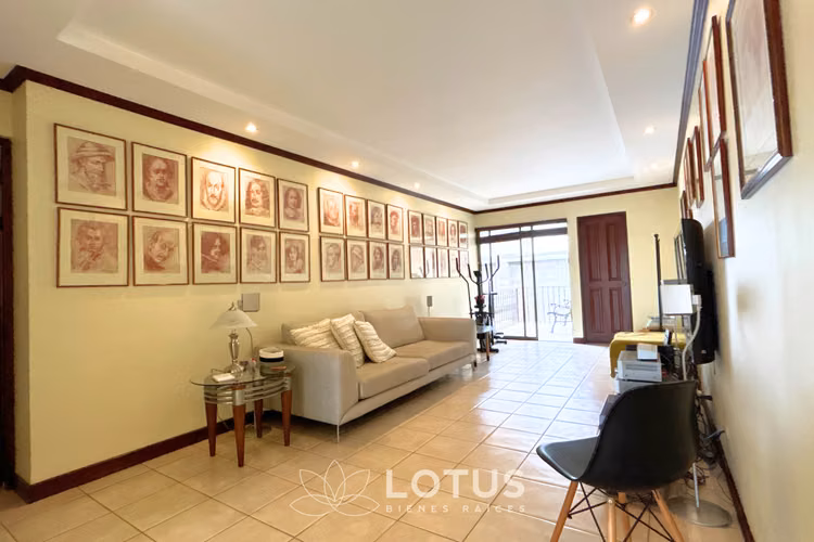 Casa en Venta en Condominio La Abadía, Guayabos, Cód. AJ068