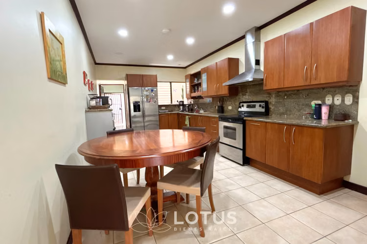 Casa en Venta en Condominio La Abadía, Guayabos, Cód. AJ068