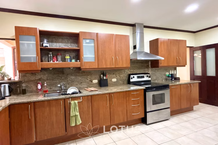 Casa en Venta en Condominio La Abadía, Guayabos, Cód. AJ068