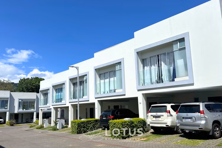 Casa en Condominio Vivre, Lomas de Ayarco, Cód. AJ001