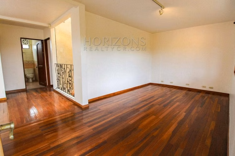 Casa en Venta en Pinares, Curridabat con 3 Habitaciones NJA677