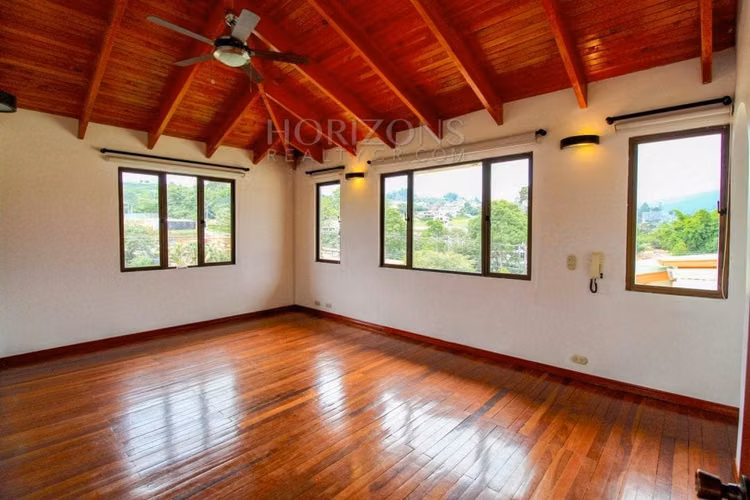Casa en Venta en Pinares, Curridabat con 3 Habitaciones NJA677