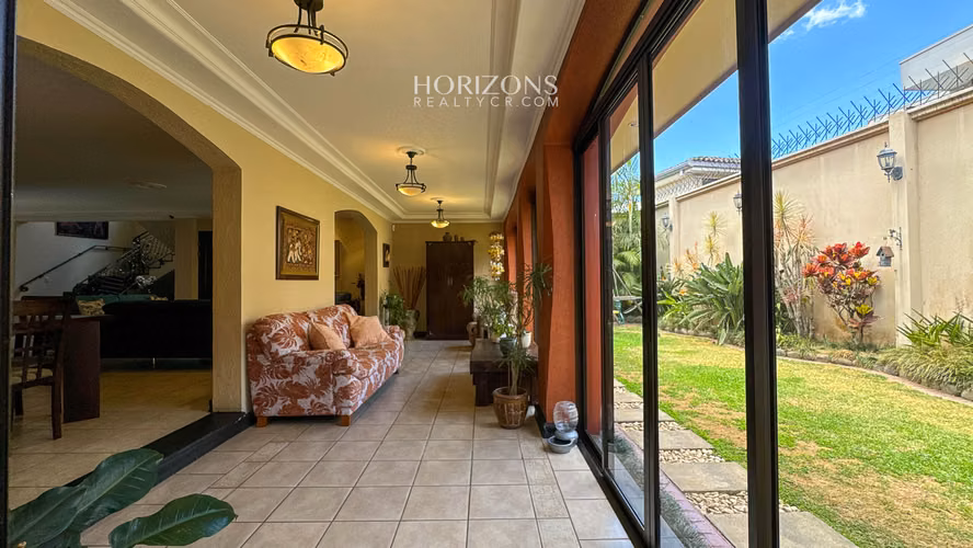 Casa en Venta en Residencial en Guayabos, Curridabat – 5 Habitaciones NJA1213