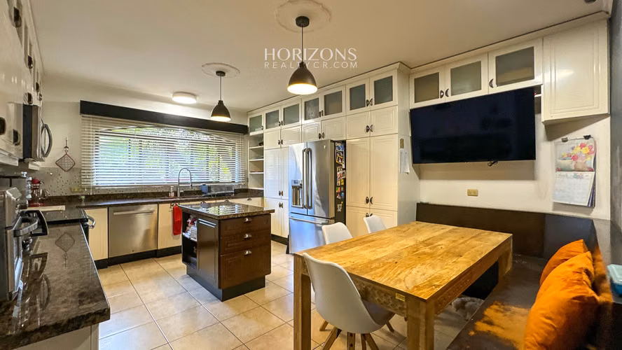 Casa en Venta en Residencial en Guayabos, Curridabat – 5 Habitaciones NJA1213