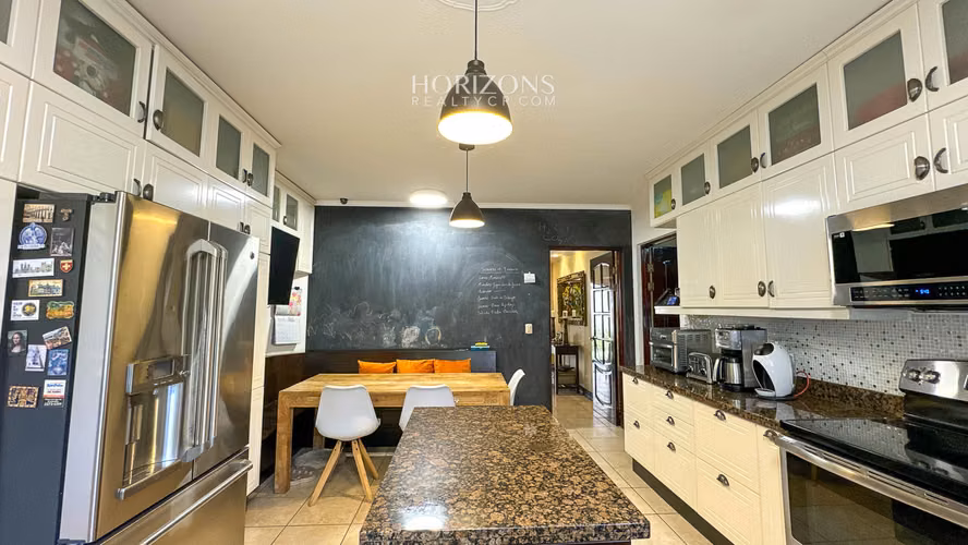 Casa en Venta en Residencial en Guayabos, Curridabat – 5 Habitaciones NJA1213