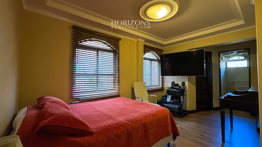Casa en Venta en Residencial en Guayabos, Curridabat – 5 Habitaciones NJA1213