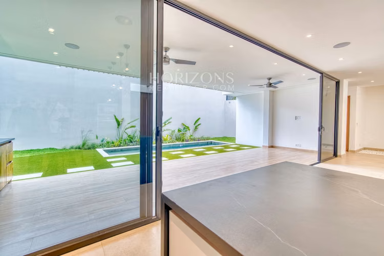 House of Light Casa de Lujo en Venta en Escazú con Piscina Privada y 4 NJA1248