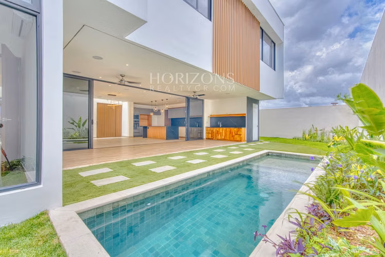 House of Light Casa de Lujo en Venta en Escazú con Piscina Privada y 4 NJA1248