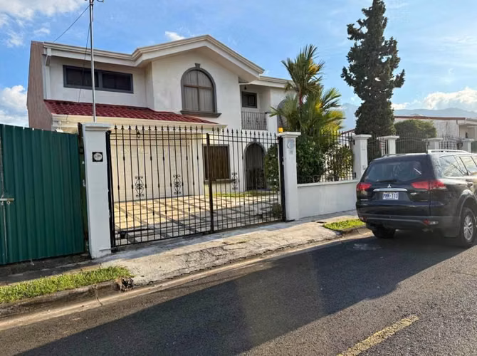 Venta de Bella y Amplia Casa Escazú