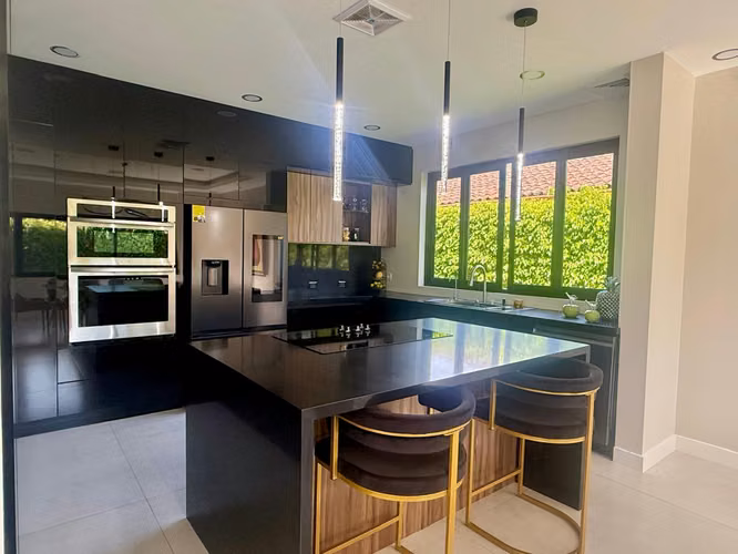 VENTA DE CASA REMODELADA EN BOSQUES DE LINDORA*