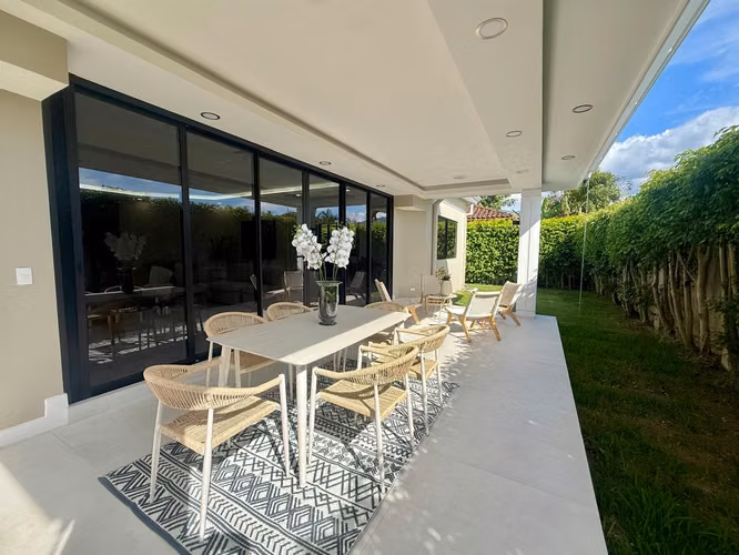 VENTA DE CASA REMODELADA EN BOSQUES DE LINDORA*