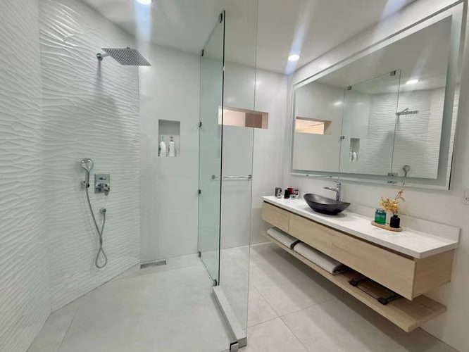 VENTA DE CASA REMODELADA EN BOSQUES DE LINDORA*