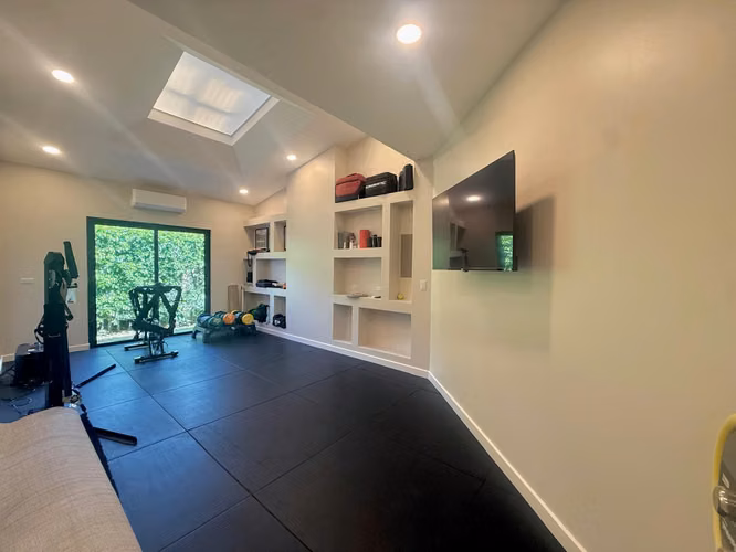 VENTA DE CASA REMODELADA EN BOSQUES DE LINDORA*