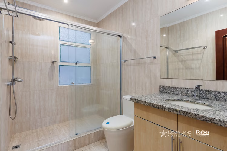 21033 - Amplio apartamento con terraza panorámica en venta en Escazú