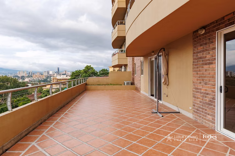 21033 - Amplio apartamento con terraza panorámica en venta en Escazú